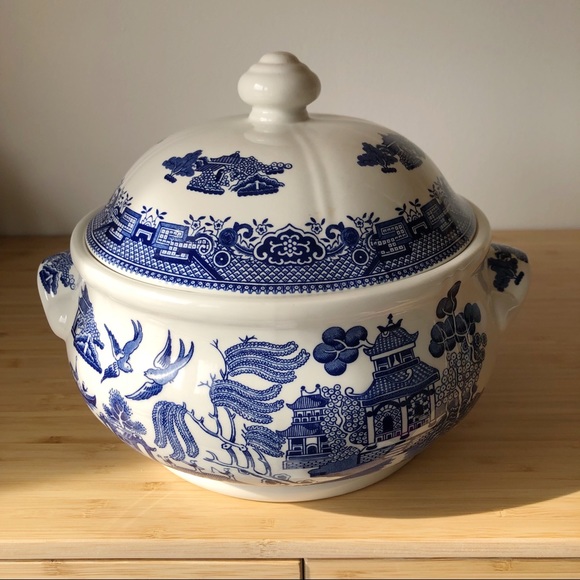 Vintage Churchill England Blue Willow Covered Casserole Serving Dish with Lid - Picture 3 of 13